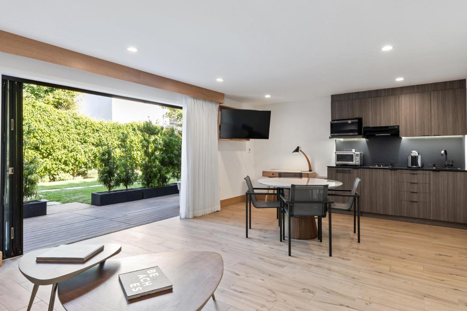 Malibu Sand Carbon Beach Suites 외부 사진