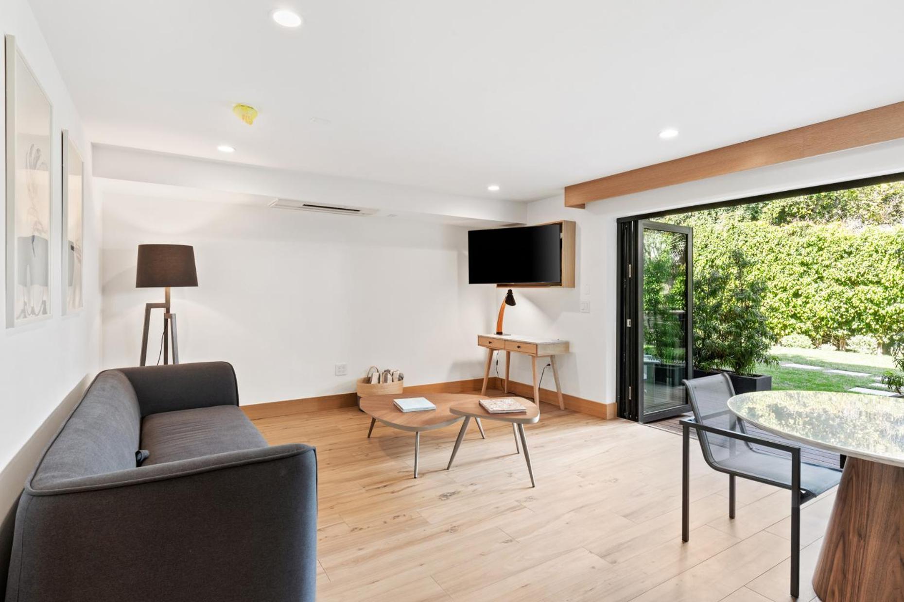 Malibu Sand Carbon Beach Suites 외부 사진